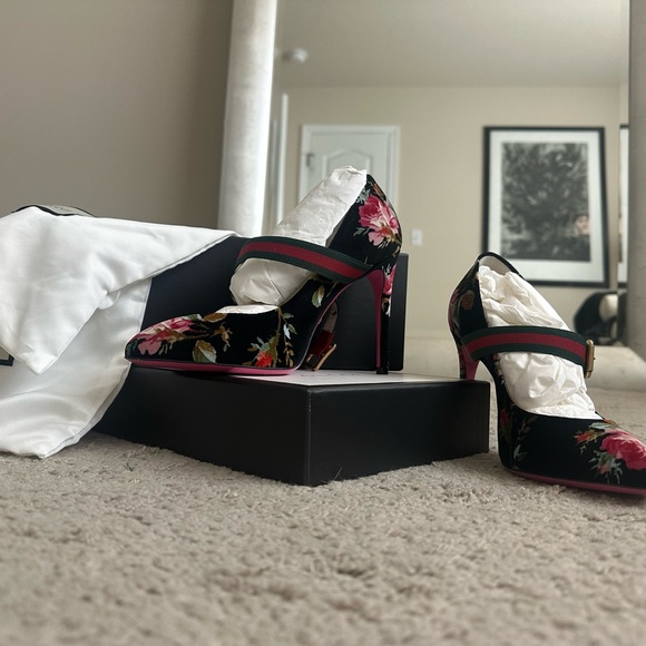 Gucci Black Velvet Floral Heels - Picture 12 of 12